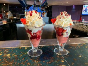 restaurant à Saintes pour déguster une coupe de glace fraise melba.