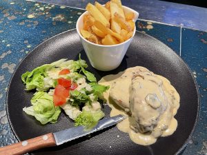 restaurant à Saintes pour déguster une escalope de poulet de la ferme de pierre Mallet de Chermignac, sauce champignons a la crème.